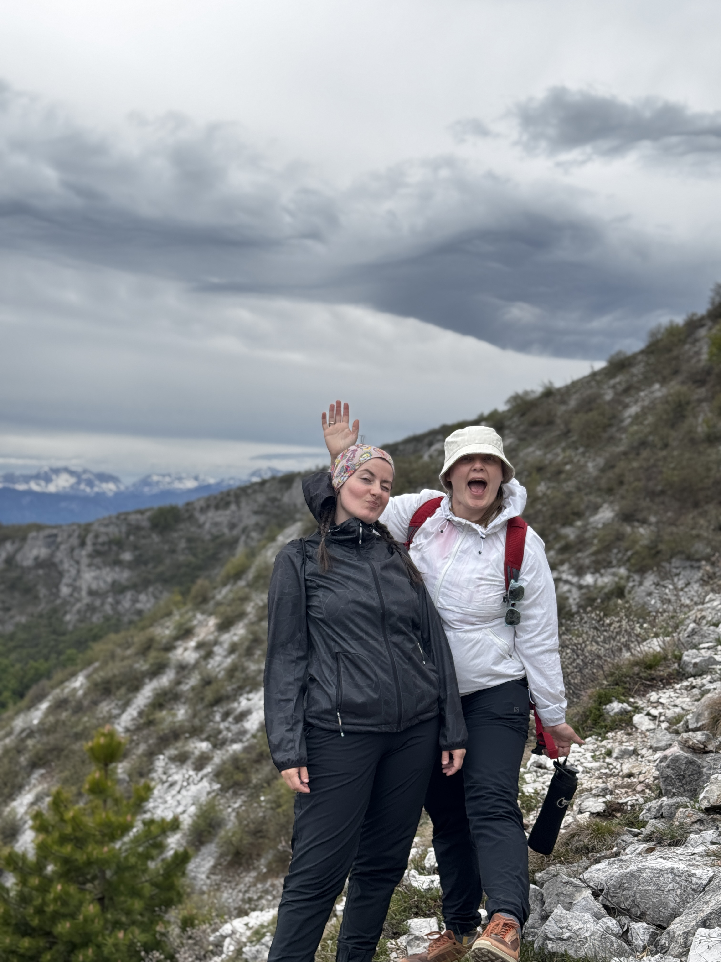 Sisters guiding in the Bjelašnica highlands